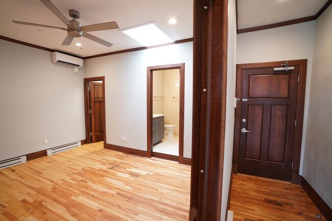 Building Photo - 704 Jefferson St