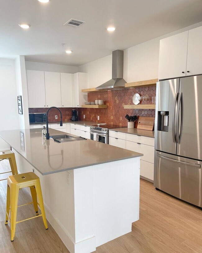 Building Photo - 2709 E 5th St.