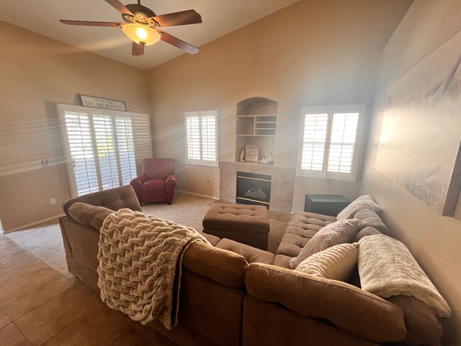 Building Photo - FURNISHED 2 Bed/2 Bath One Car Garage Upst...