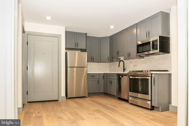 Building Photo - 327 S 16th St