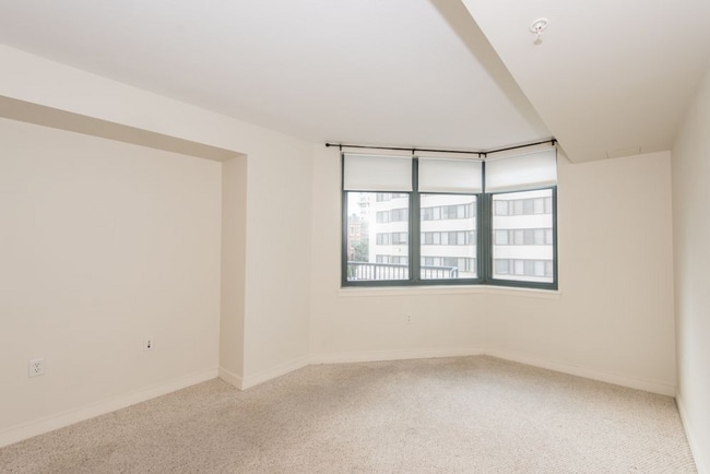 Building Photo - LARGE 1 Bedroom/1 Bathroom with Balcony in Bustling Mount Vernon Triangle!!