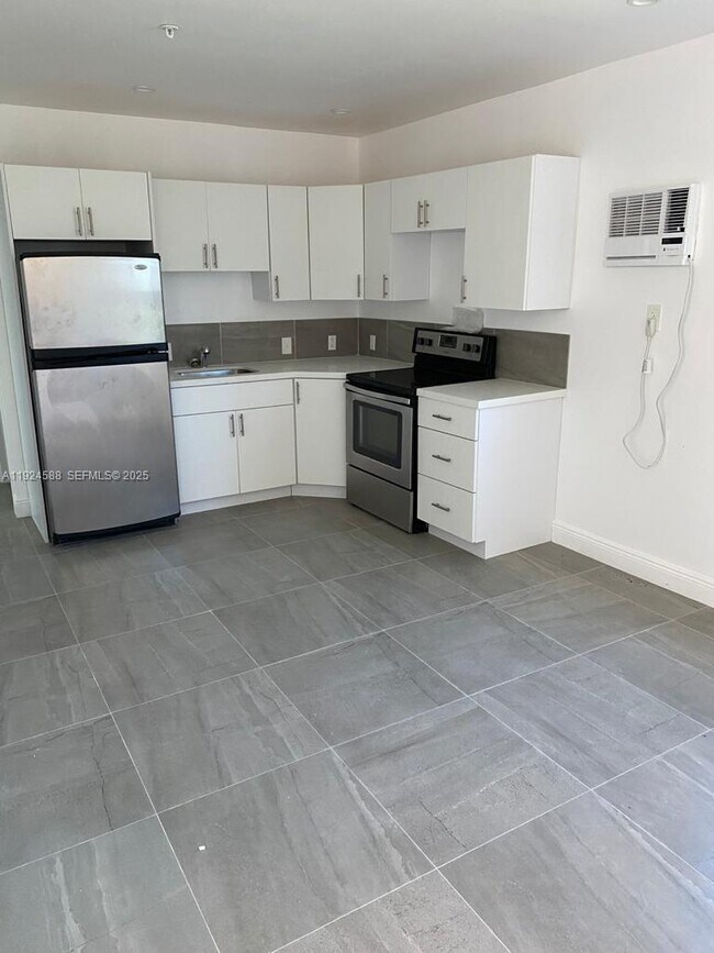 Building Photo - 4023 SW 19th St