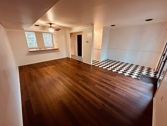 Building Photo - Charming Row House in Historic District
