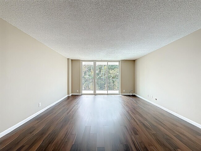 Building Photo - 1147 Hillsboro Mile