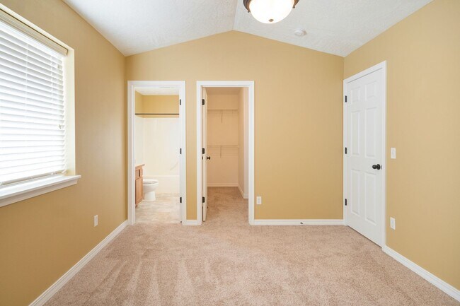 Building Photo - 3 Bedroom, 2 bathroom townhouse on Sunnyside Hill!