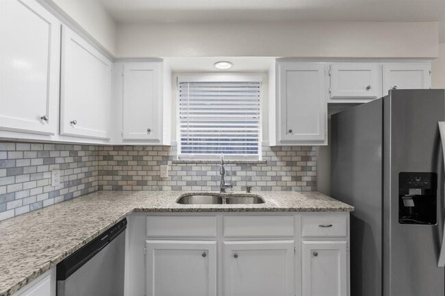 Building Photo - 2102 Whitelaw Dr