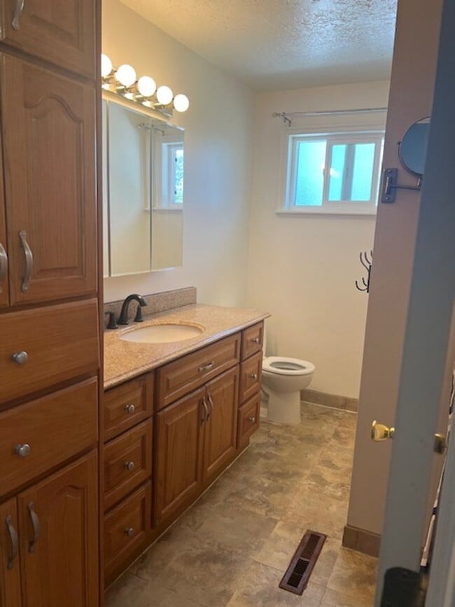 Building Photo - Kaysville 4 Bedroom, 2.5 Baths, big 2 car ...