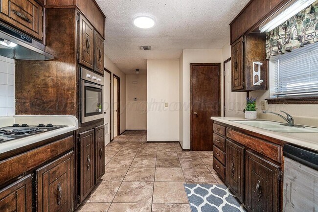 Building Photo - 5712 SW 48th Ave