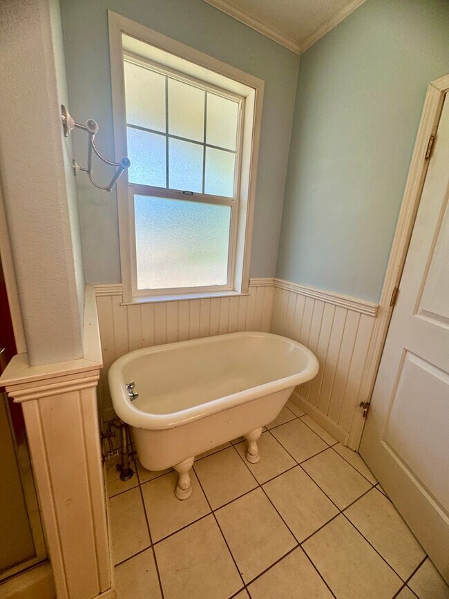 Building Photo - Charming 3-Bedroom, 2-Bath Home in a Pictu...