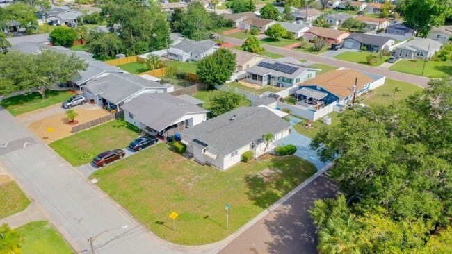 Building Photo - Beautiful 2/2 ~1000Sq. Ft. with NEW floors...