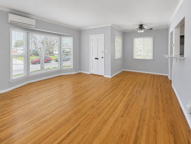 Building Photo - Charming Lakewood Home- Available for showings March 1st!