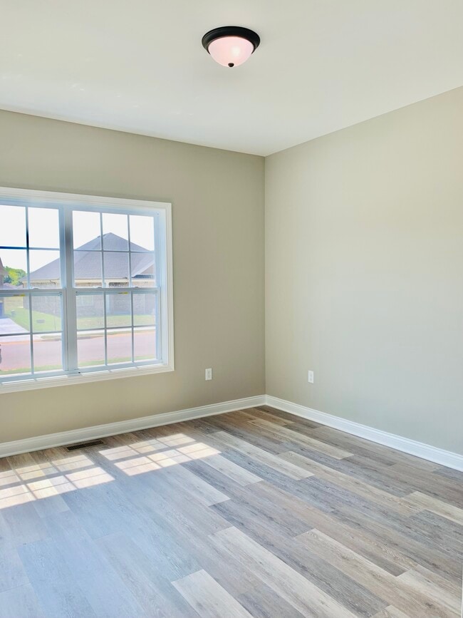 Building Photo - 850 McIntyre St