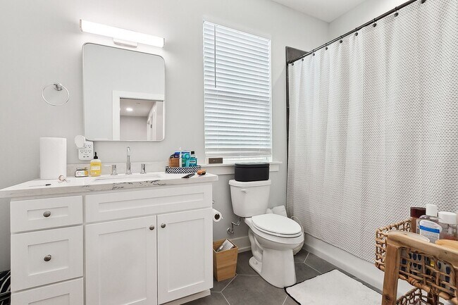 Building Photo - Elegant 3 Bedroom, 2.5 Bath Apartment