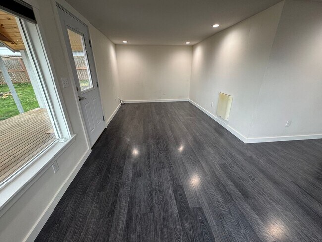 Building Photo - Jasmines Q