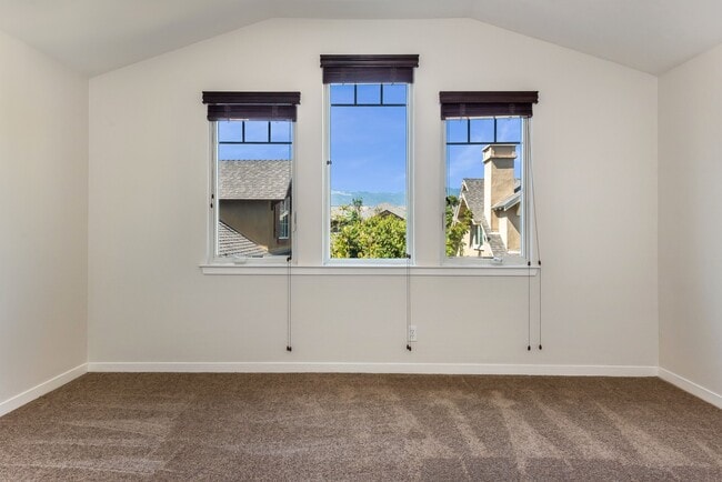 Building Photo - Spacious 3/2.5 Condo w/ Detached 1 Car Garage