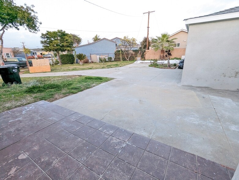 Building Photo - 1835 W Colegrove Ave