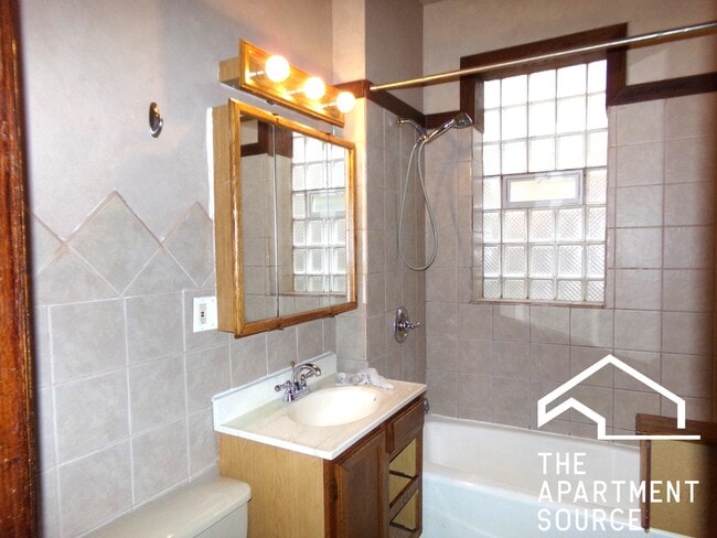 Building Photo - 1458 W Catalpa Ave