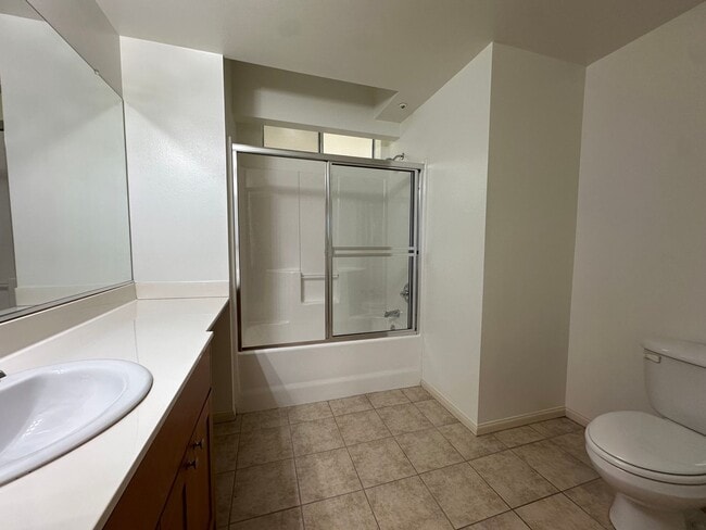Building Photo - Available Low Income Unit - 2bed2bath cond...