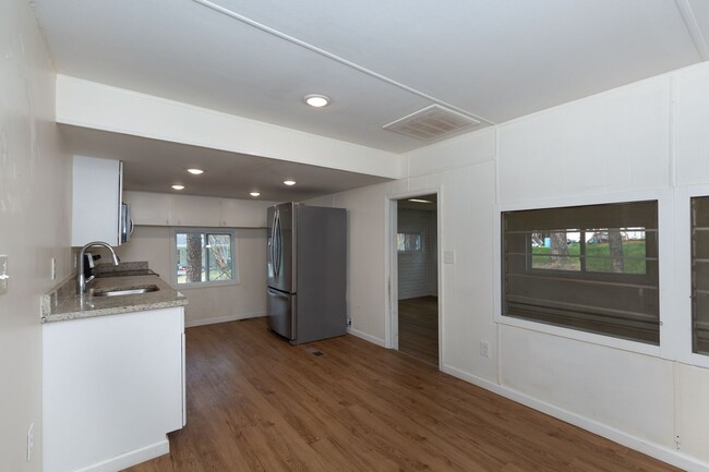Building Photo - 2 Bed, 2 Full Bath Single Family Home in H...