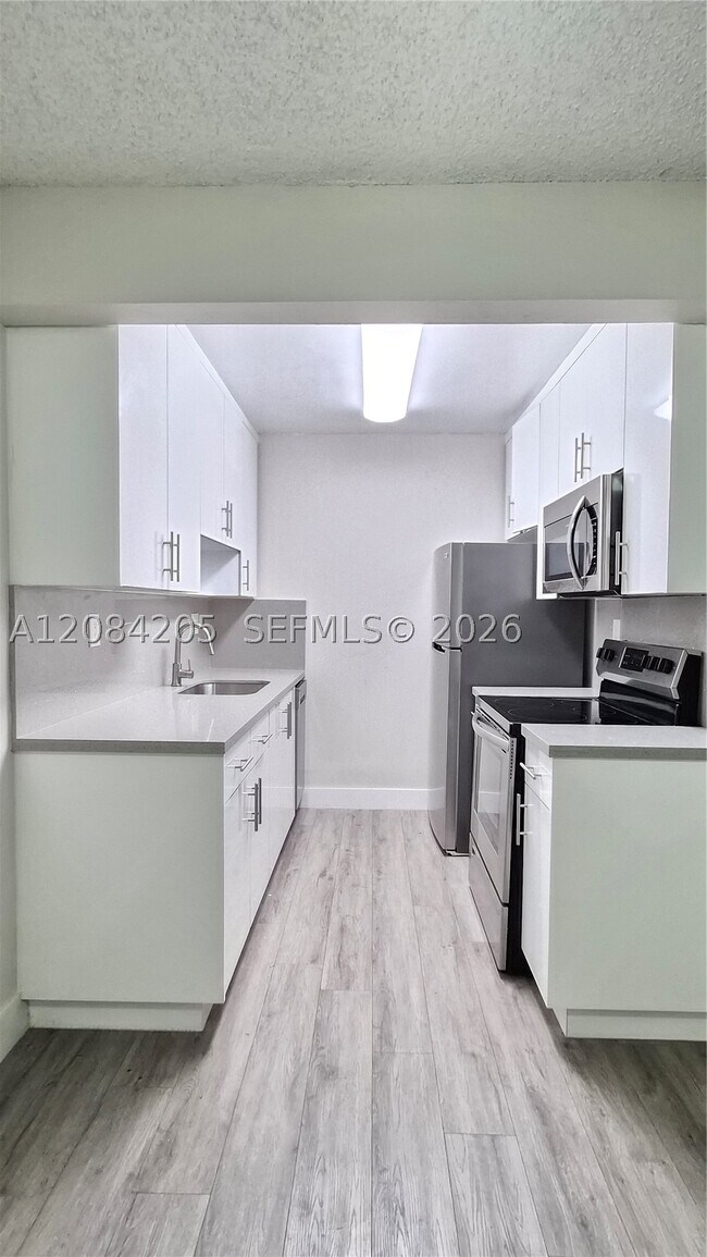 Building Photo - 7100 Fairway Dr