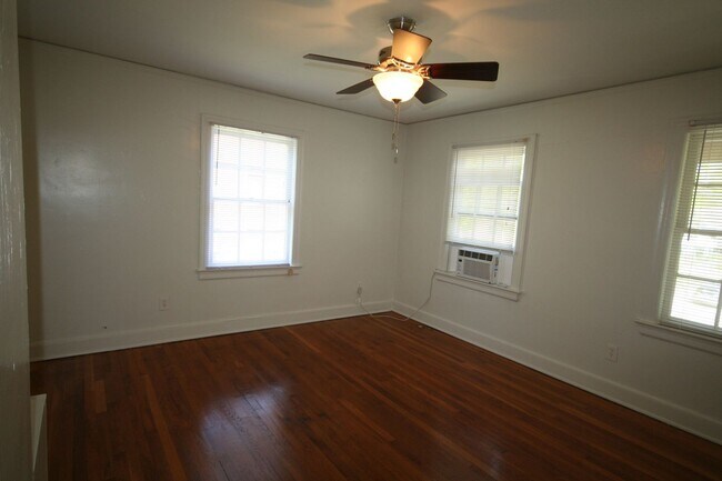 Building Photo - Georgian brick. Separate dining room. Over 1,000 square feet near 9th Street.