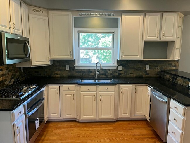 Building Photo - 1156 Lake Point Dr