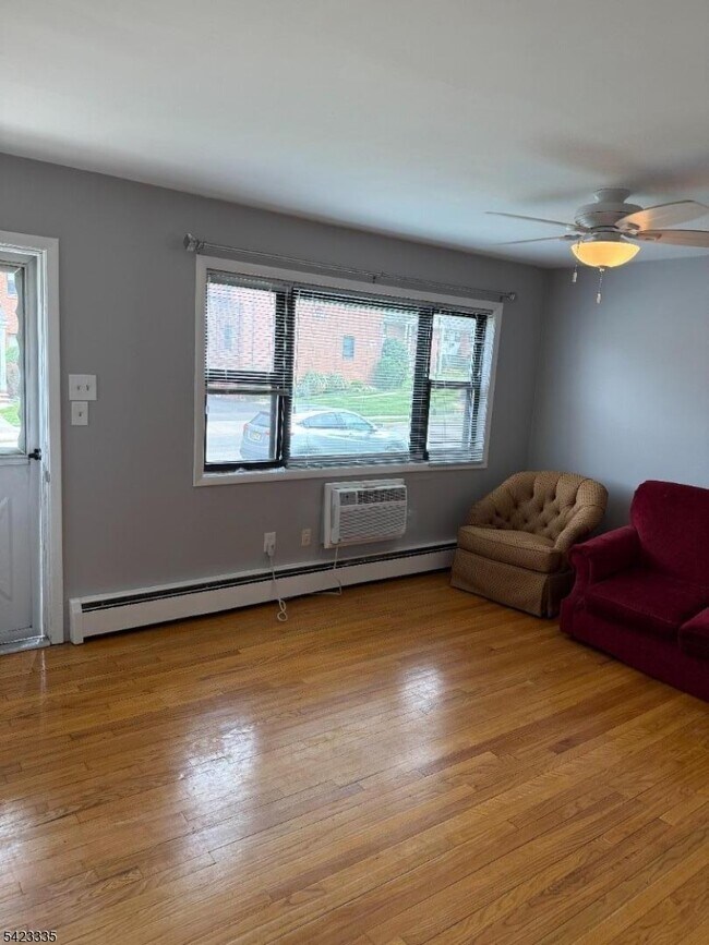 Building Photo - 10 Colonial Dr