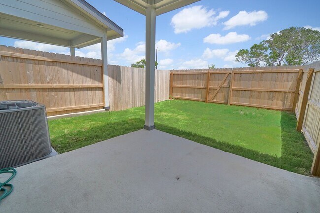 Building Photo - Hunters Ranch Beauty! 3 Bedroom 2 1/2 Bath Townhome