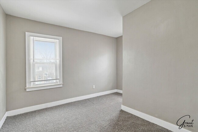 Building Photo - $1500 Large 3 bedroom home