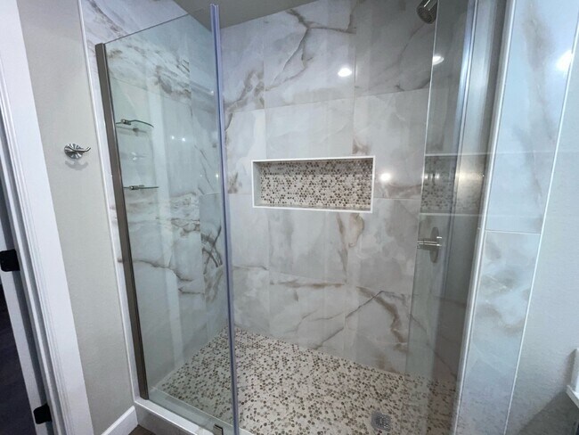 Building Photo - Modern 2 Bedroom Condo