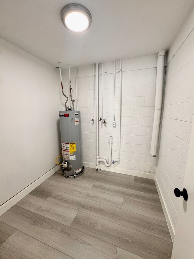 Building Photo - Beautifully remodeled townhouse