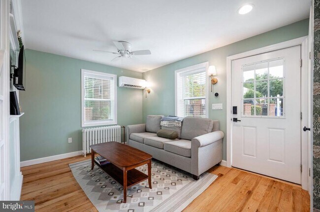 Primary Photo - 2444 S Oakland St