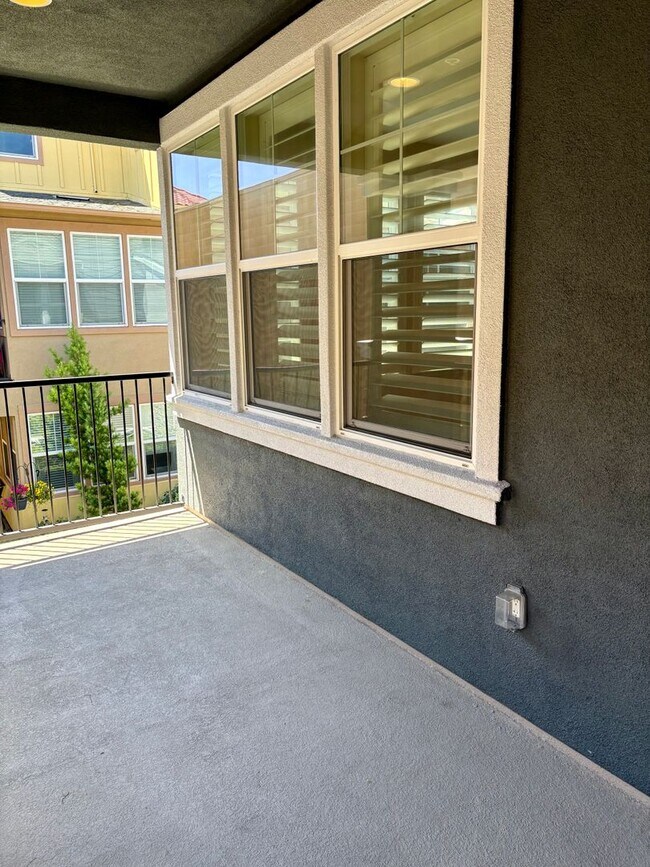 Building Photo - Spacious 4-Bedroom Townhouse