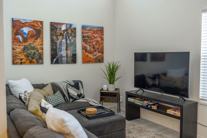 Building Photo - 924 Lowell Ave S