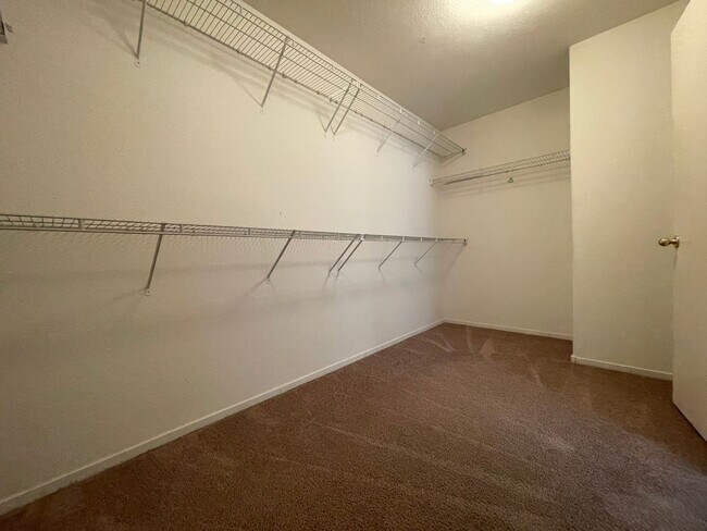 Building Photo - 4bed 3bath