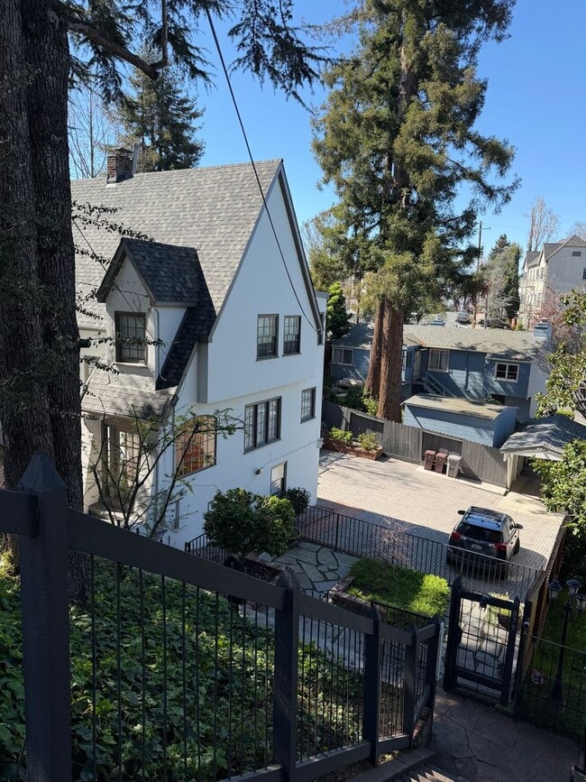 Building Photo - 879 E 28th St