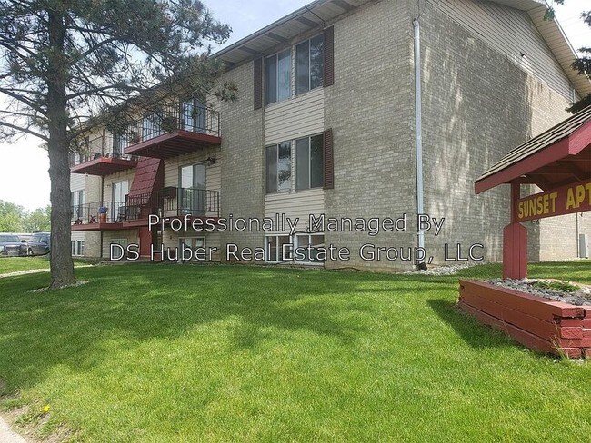 Building Photo - 1310 Sunset Ave