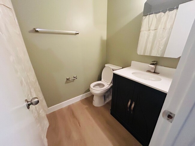 Building Photo - Adorable Updated 2/1.5 Furnished or Unfurn...