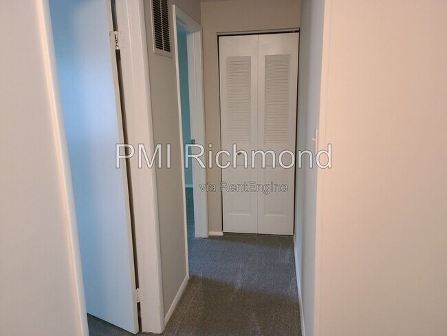 Building Photo - 9623 Greenmeadow Cir