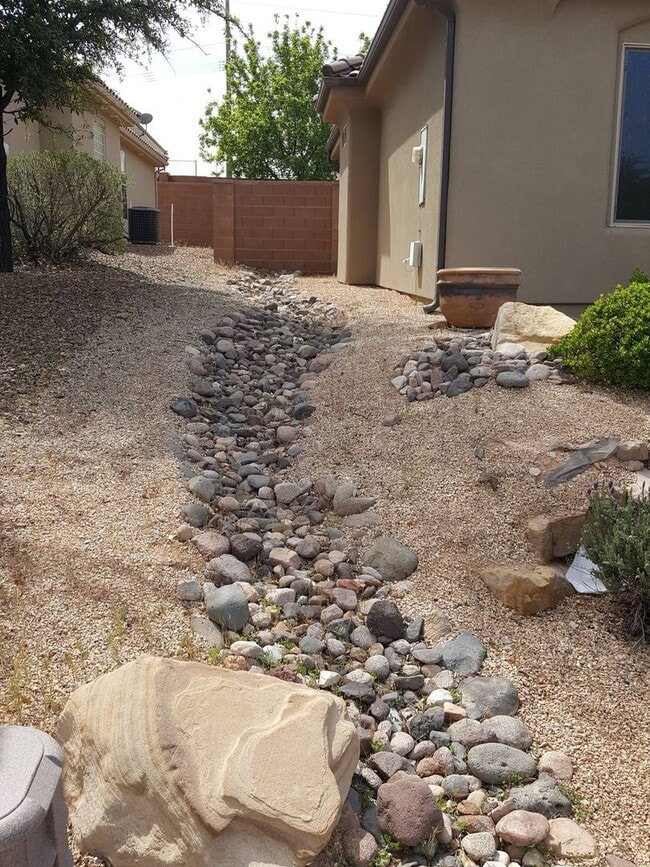 Building Photo - This Gorgeous Home is in the Tonaquint Ter...