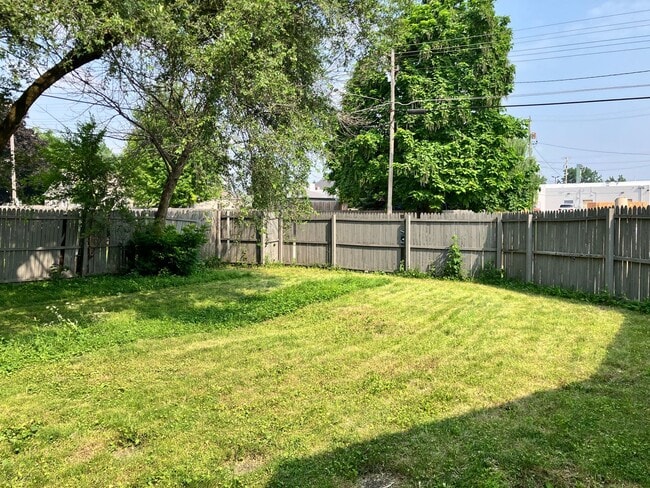 Building Photo - Lovely Single Family House in Kenosha