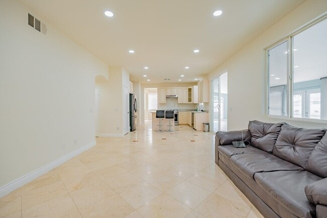 Building Photo - 1514 Regents St