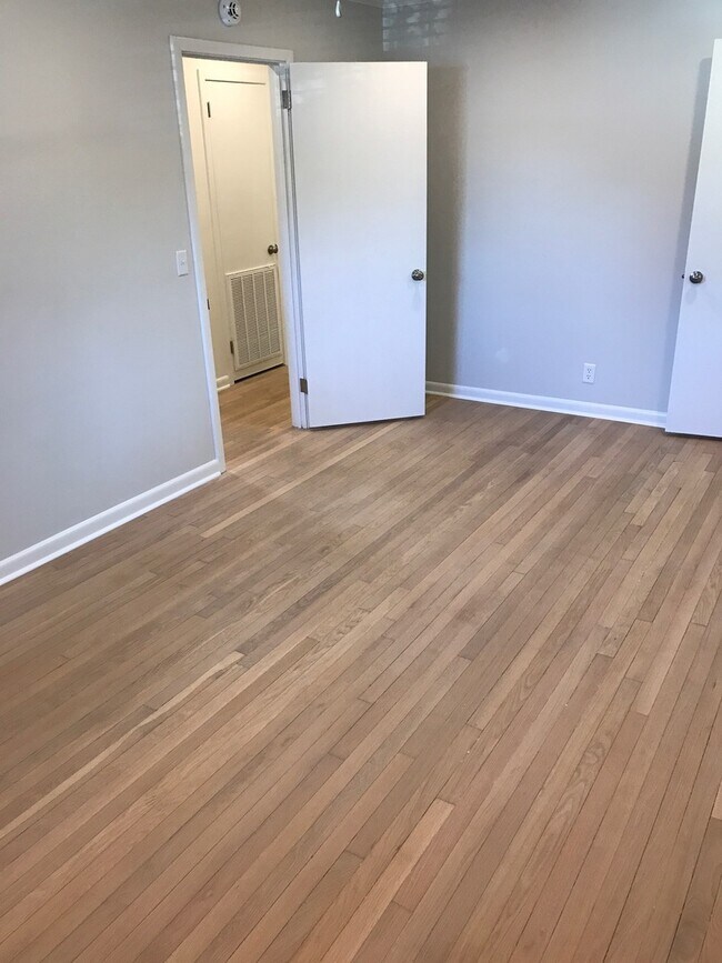 Building Photo - Beautiful home in quiet neighborhood