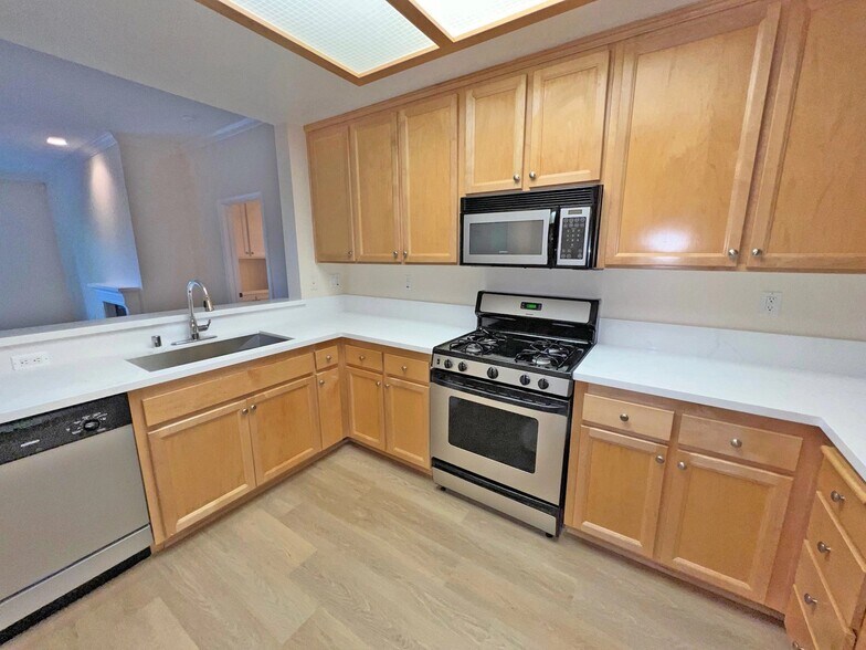 Building Photo - 2969 Kelton Ave