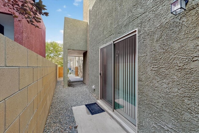 Building Photo - Executive 2 story Town house 4 Bedroom 3 b...