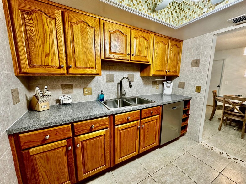 Kitchen - 174 Maritime Pl