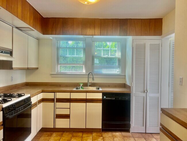 Building Photo - 80 Josephine Evaristo Ave