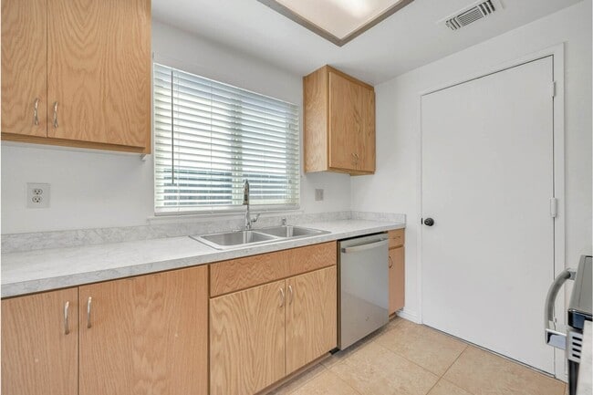 Building Photo - 15 Sunborg Ct