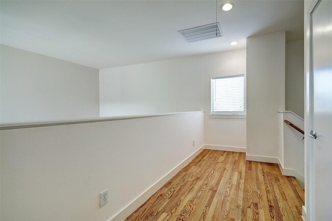 Building Photo - 2202 Bastrop St