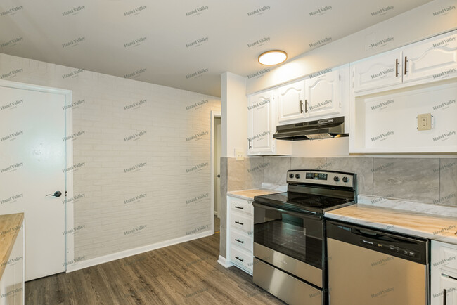 Building Photo - 1143 Roxton Dr
